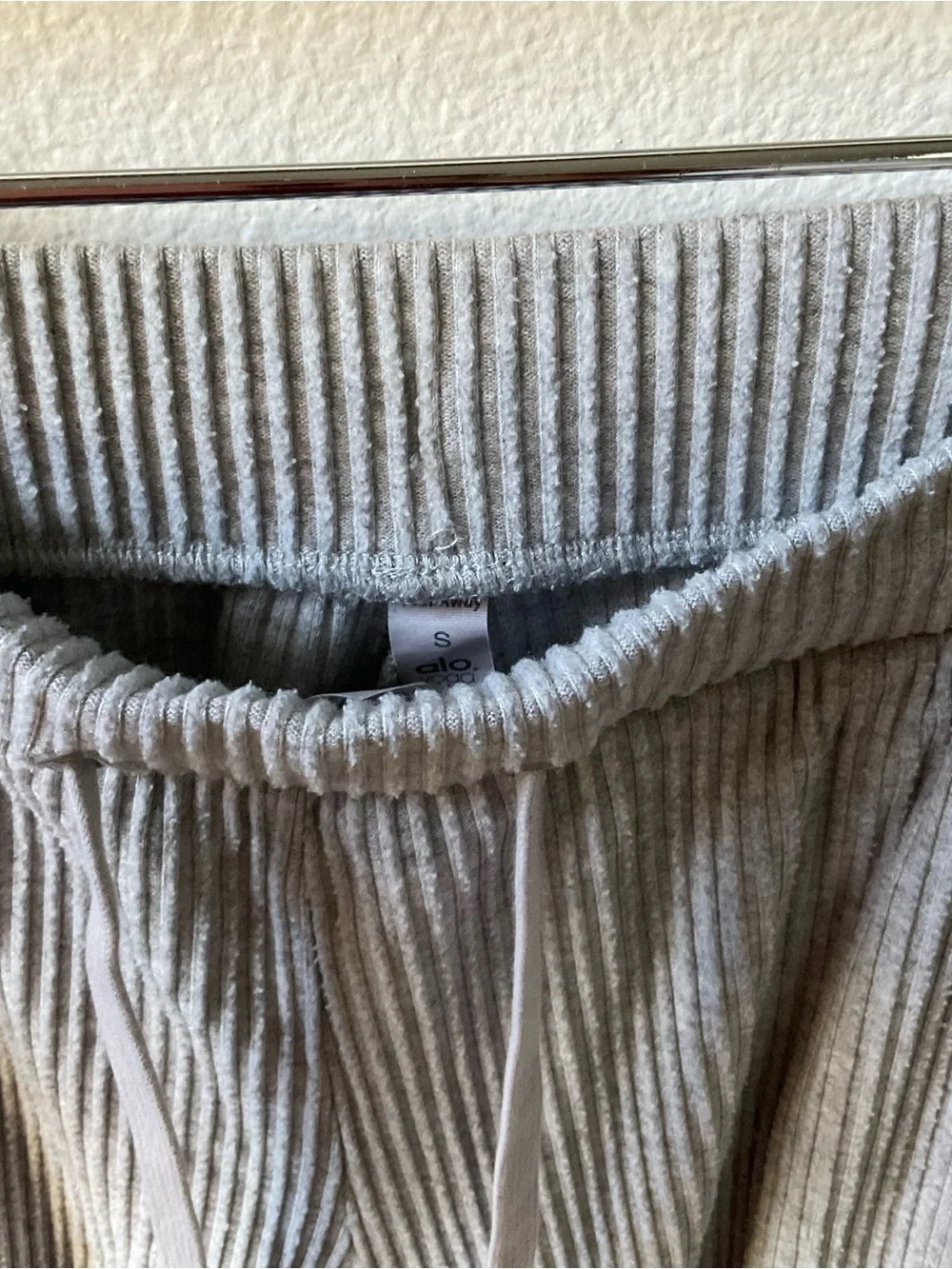 Light Gray Ribbed Knit Jogger Pants - Casual Women’s Alo Yoga Lounge Pants